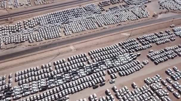 Carros novos cobertos de folhas brancas de protecção estacionadas numa plataforma de retenção . — Vídeo de Stock