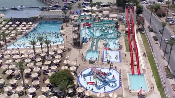 Images aériennes d'un grand parc aquatique bondé. — Video