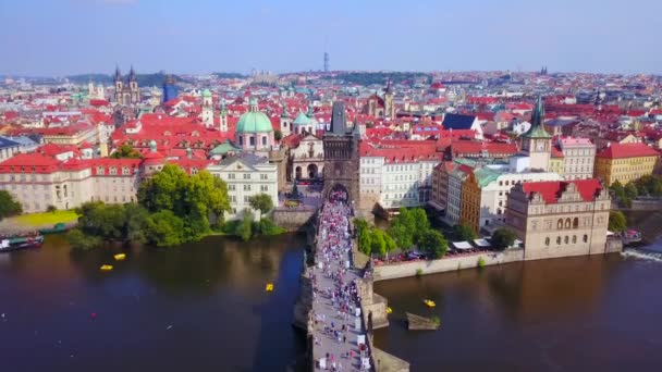 Повітряні кадри в Празі (Чехія), в тому числі Карлос Брідж.. — стокове відео