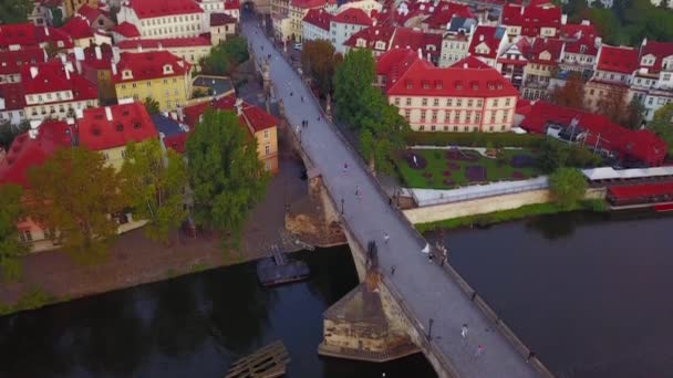 Съёмки с воздуха в Праге, Чехия, включая Карлов мост. — стоковое видео