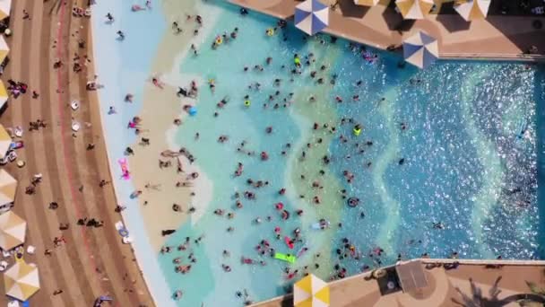 Letecký záznam velkého a přeplněného aquaparku. — Stock video