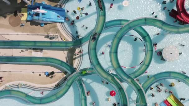 Images aériennes d'un grand parc aquatique bondé. — Video