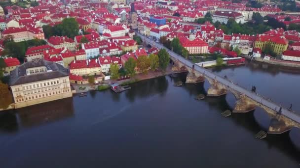 Légi felvétel Prágáról, Csehországról és a Károly hídról. — Stock videók