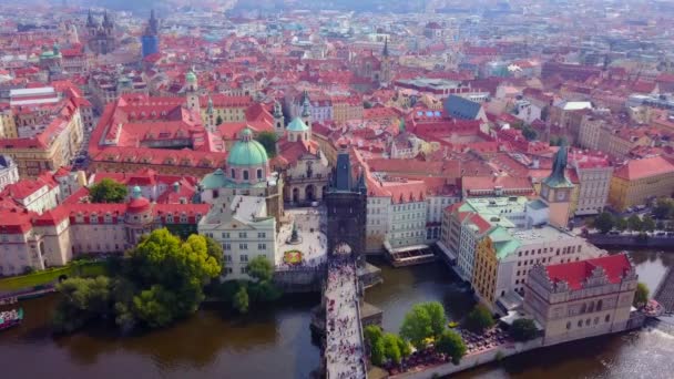 Çek Cumhuriyeti 'nde Charles Köprüsü de dahil olmak üzere Prag' ın hava görüntüleri. — Stok video