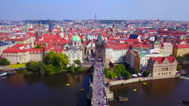 Imágenes aéreas de Praga, República Checa, incluyendo el Puente de Carlos . — Vídeos de Stock