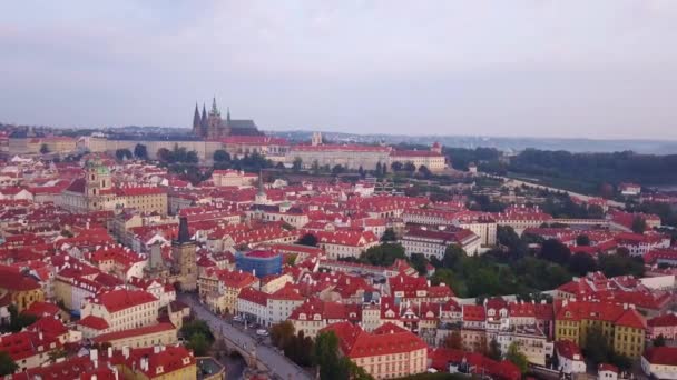 捷克共和国布拉格的空中录像，包括查尔斯桥. — 图库视频影像