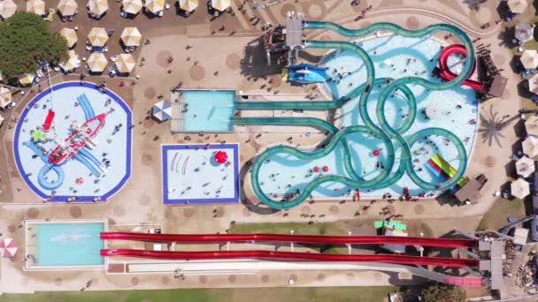 Images aériennes d'un grand parc aquatique bondé. — Video