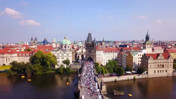 Luchtbeelden van Praag, Tsjechië, inclusief de Karelsbrug. — Stockvideo