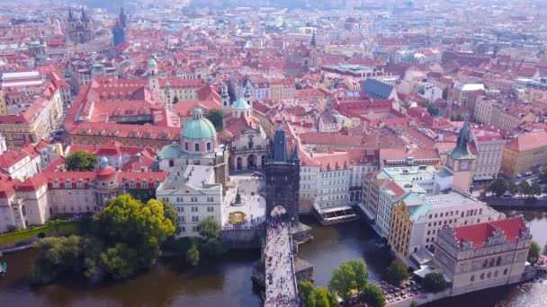 Съёмки с воздуха в Праге, Чехия, включая Карлов мост. — стоковое видео