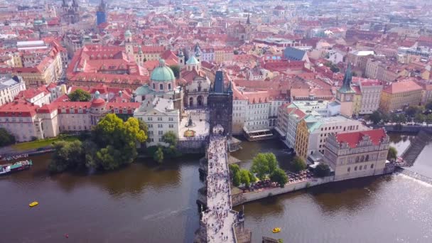 Imágenes aéreas de Praga, República Checa, incluyendo el Puente de Carlos . — Vídeos de Stock