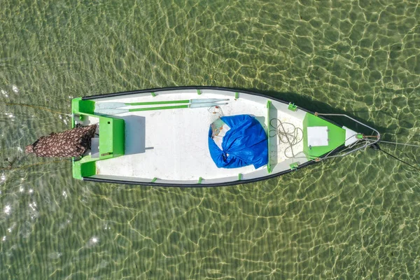 Kisméretű, sekély lagúnában horgonyzó halászhajó. — Stock Fotó