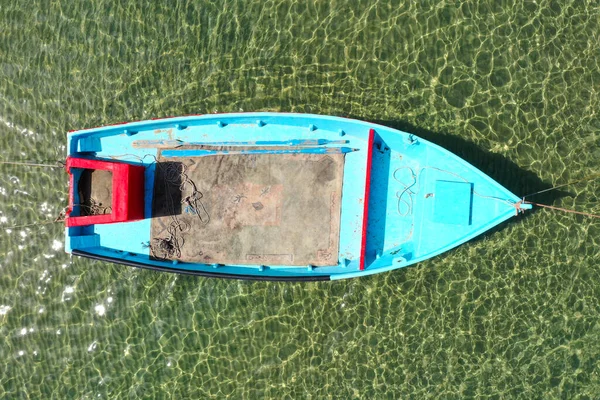 Small Fishing Boat anchored in a shallow lagoon. — Stock Photo, Image