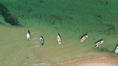 Küçük balıkçı teknesi sığ bir gölde demirlemiş, hava manzaralı..