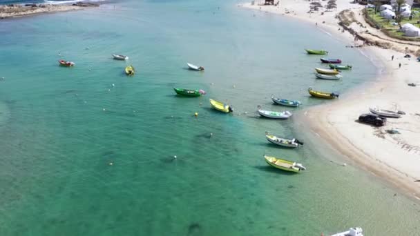 Liten fiskebåt förankrad i en grund lagun, Flygfoto. — Stockvideo