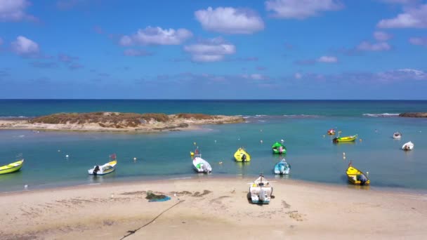 Malá rybářská loď zakotvená v mělké laguně, letecký výhled. — Stock video