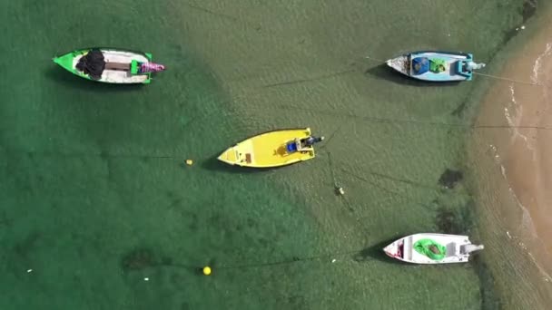Mała łódź rybacka zakotwiczona w płytkiej lagunie, z lotu ptaka. — Wideo stockowe
