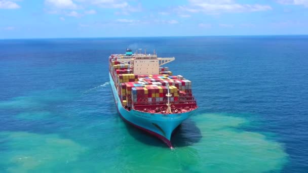 Maersk Hidalgo mega kontejnerová loď, letecký pohled. — Stock video