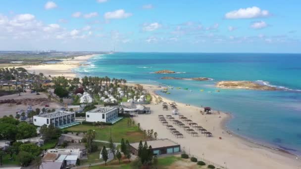 Küçük balıkçı teknesi sığ bir gölde demirlemiş, hava manzaralı.. — Stok video