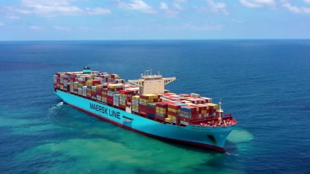 Maersk Hidalgo mega kontejnerová loď, letecký pohled. — Stock video