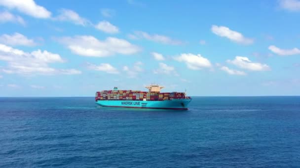 Maersk Hidalgo mega konteyner gemisi, hava manzaralı. — Stok video