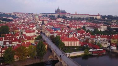 Çek Cumhuriyeti 'nde Charles Köprüsü de dahil olmak üzere Prag' ın hava görüntüleri.