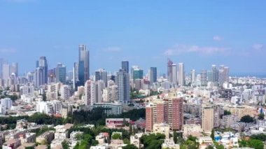 Tel Aviv gökdelenleri ve komşu Ramat Gan 'daki evlerde görüldü..
