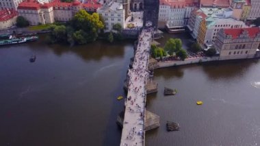 Çek Cumhuriyeti 'nde Charles Köprüsü de dahil olmak üzere Prag' ın hava görüntüleri.