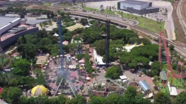 Tel Aviv eğlence parkı, Corona virüsü ikinci dalga sosyal mesafe kılavuzları sırasında insansız bir şekilde kapandı..