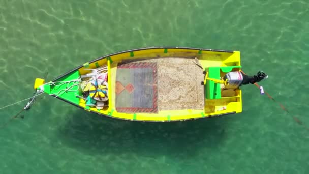 Mała łódź rybacka zakotwiczona w płytkiej lagunie, z zapakowaną siecią rybacką na pokładzie. — Wideo stockowe