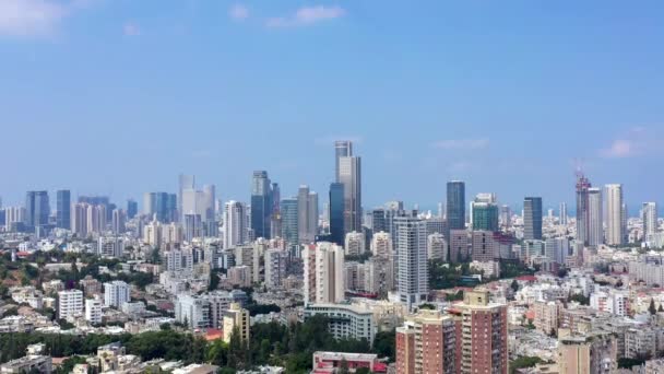 Tel Aviv panorama a mrakodrapy vidět ze sousedních městských domů Ramat Gan.