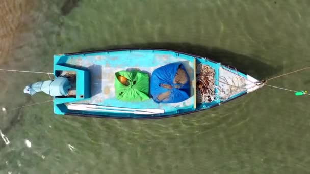 Piccola barca da pesca ancorata in una laguna poco profonda, con zeppa a bordo. — Video Stock