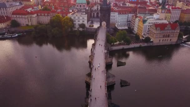 Letecké záběry Prahy, České republiky, včetně Karlova mostu. — Stock video