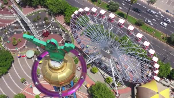 Parque de diversões Tel Aviv fechado sem pessoas, durante a segunda onda do vírus Corona diretrizes de distanciamento social . — Vídeo de Stock