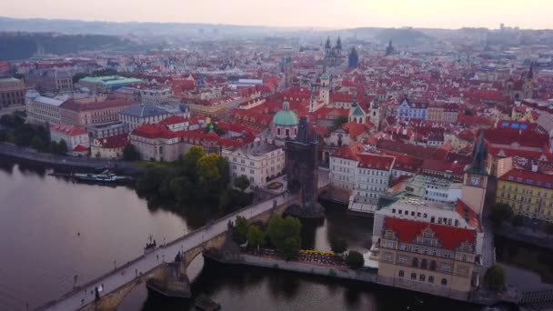 Letecké záběry Prahy, České republiky, včetně Karlova mostu. — Stock video