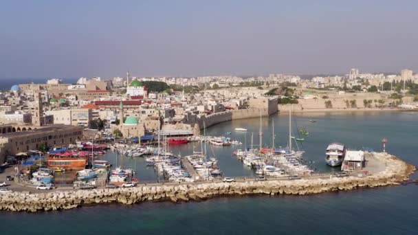 Images aériennes de la vieille ville et du port d'Acre. — Video