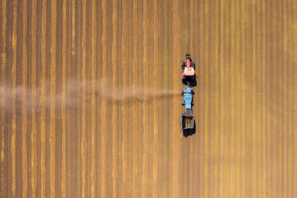Colheitadeira colheitadeira de amêndoa processando um campo, vista aérea. — Fotografia de Stock