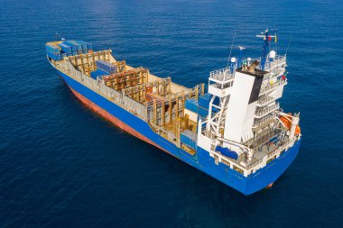 Denizdeki büyük konteynır gemisi, hava görüntüsü.