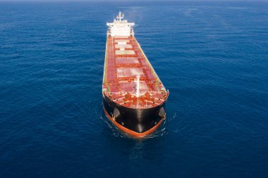 Geniş bir kargo gemisi, tepeden aşağı havadan..