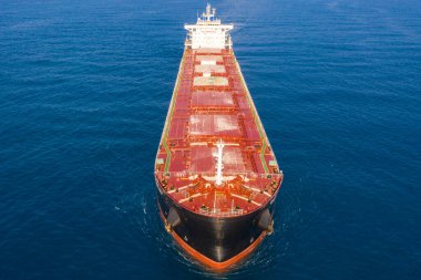 Geniş bir kargo gemisi, tepeden aşağı havadan..