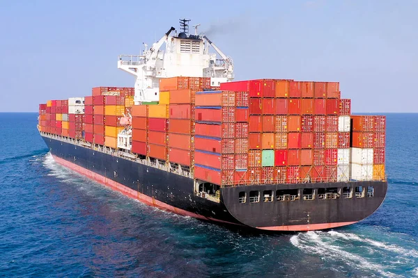 Denizdeki büyük konteynır gemisi, hava görüntüsü.