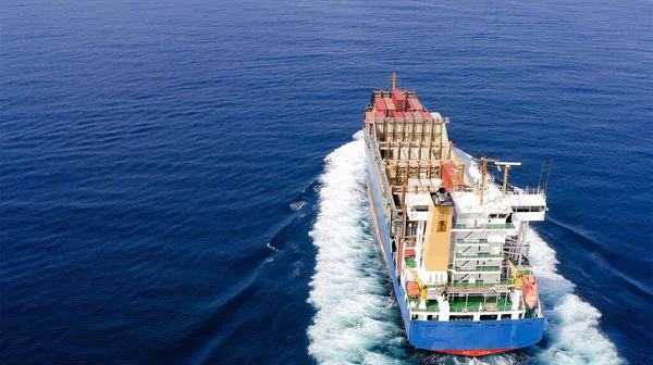 Gran barco de contenedores en el mar, imagen aérea. —  Fotos de Stock