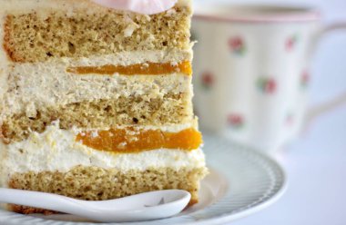 Pasta renginde bir tabakta mango reçeli olan bir parça kek.