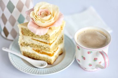 Pasta renginde bir tabakta mango reçeli olan bir parça kek.