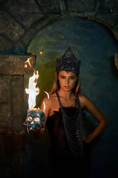 Meisje Gothic Kostuum Houdt Een Brandende Schedel — Stockfoto