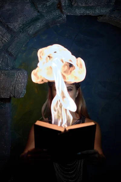 Gotik Elbiseli Kız Yanan Bir Kitap Karanlıkta Tutar — Stok fotoğraf