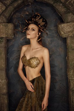 Kız Kostüm denizanası gorgon ölçekler bir taş kemer üzerinden altın sutyen ile