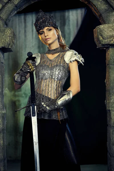 Fille en armure avec une épée et une couronne — Photo