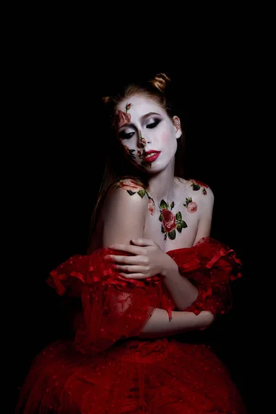 Creatyve ultrafioletowe, czerwona róża na skórę dziewczynka w czerwonej sukience — Zdjęcie stockowe