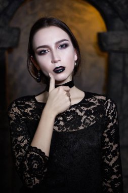 Yüksek moda Model kız portre Trendy Gotik siyah makyaj, koyu portre ile. Cadılar Bayramı vampir kadın derin mavi arka plan üzerinde siyah mat dudaklı. model kız yüz siyah ruj makyaj ile.