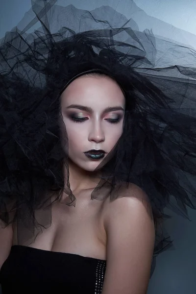 High Fashion Model Dziewczyna portret z modnych gothic Black Make up, ciemny portret. Halloween Wampir kobieta z czarny matowy usta na błękitnym tle. Dziewczyna Model twarz z czarna szminka. — Zdjęcie stockowe